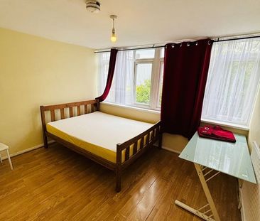 Room in a Shared Flat, Couples Allowed, SW8 - Photo 1