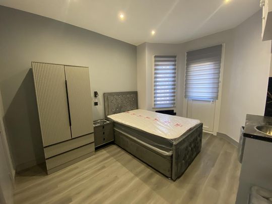 1 bedroom in a house share to rent - Photo 1