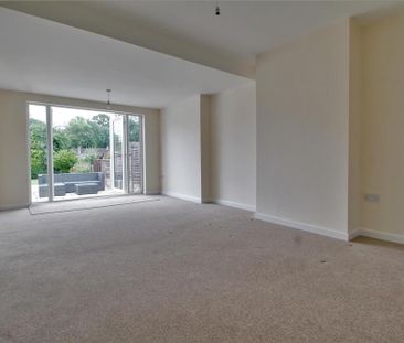 3 bedroom semi-detached bungalow to rent - Photo 2