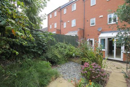 4 bedroom terraced house to rent - Photo 2