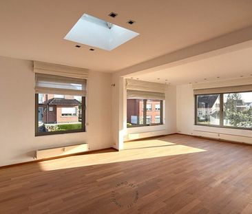 Ruime bel-etagewoning met 3 slaapkamers, tuin en garage - Foto 3