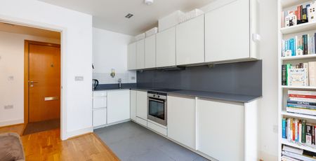 A Contemporary One-Bedroom Apartment in the Prestigious Time Square Development, Offering Modern Design and Prime Location - Photo 5