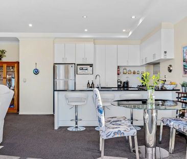 Sleek and Contemporary Home - Photo 5