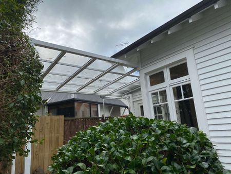 Cosy 2 bedroom flat with a covered deck yard - Photo 2