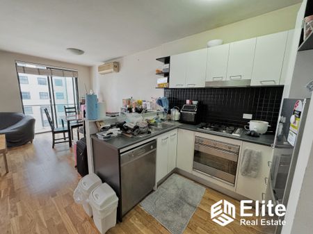 Franklin Lofts – Stylish Dual-Level City Living with 2 Bedroom 1 Bathroom - Photo 3