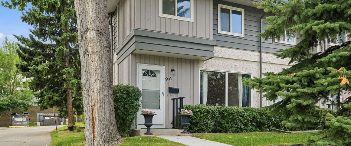 Spacious 3 Bedroom Corner Unit Townhouse with Private Yard in Canyon Meadows — 3 Bedrooms Townhouse - Photo 1