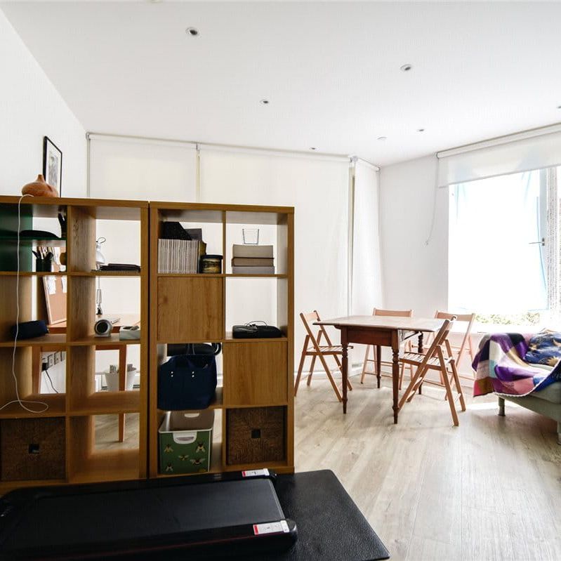 A beautiful 1 bedroom apartment situated in this popular development just to the North West of Cambridge. Amtico flooring and under floor heating. Secure parking space. Unfurnished. - Photo 1