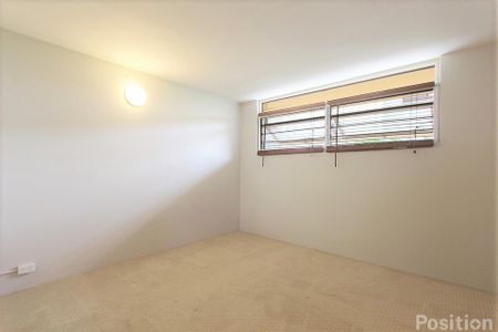 Central to Ashgrove and ground level unit! - Photo 3
