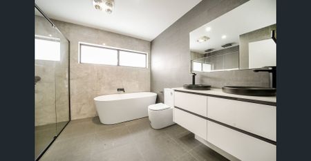 EXECUTIVE FAMILY HOME WITH MULTIPLE LIVING AREAS !!! - Photo 4