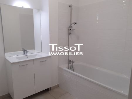 Location Appartement 4 pièces 83m² NIMES 30000 - Photo 4