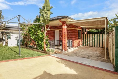 Newly Renovated Two Bedroom Granny Flat - Photo 3