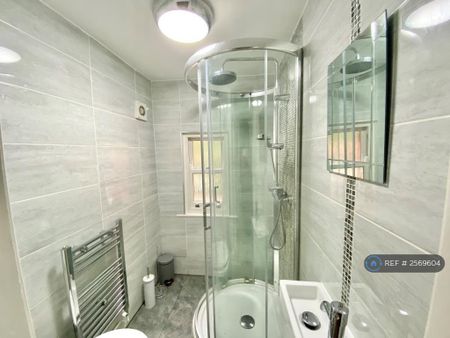 1 bedroom in a house share to rent - Photo 4