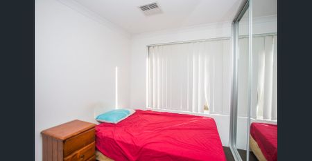 Modern Family Comfort in the Heart of Brabham. Freshly Painted! Near to the Primary School! - Photo 2