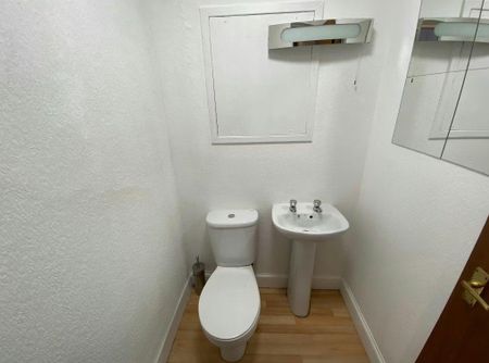 3 bedroom flat to rent - Photo 3