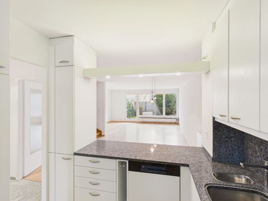 Charming and spacious corner row single-family house in a sought-after location of Allschwil - Photo 1