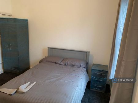 1 bedroom in a house share to rent - Photo 5