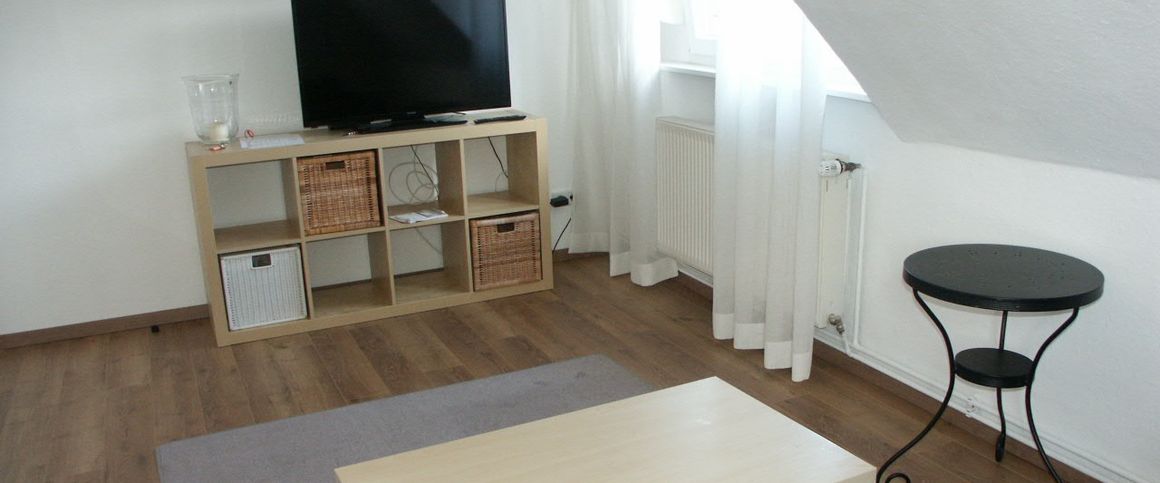 Wüste, modern möblierte Dachgeschosswohnung, fußnah zur City gelegen. - Foto 1