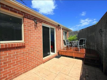 LARGE 3 BEDROOM UNIT WITH DOUBLE GARAGE - Photo 3