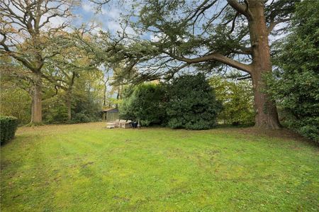 The wing of a manor house, offering space, a fantastic specification and an idyllic country position. - Photo 4