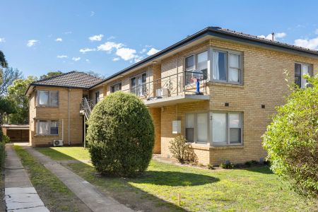 TWO BEDROOM IN QUIET BLOCK - Photo 3
