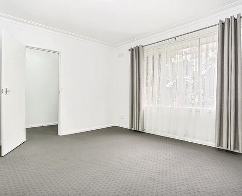 Modern Two-Bedroom Unit in Prime Essendon Location – 6 Month Lease Available - Photo 1