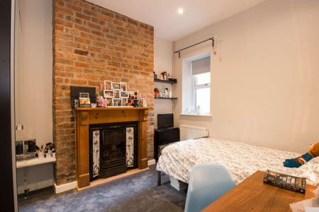 Modern with beautiful original features - Photo 4