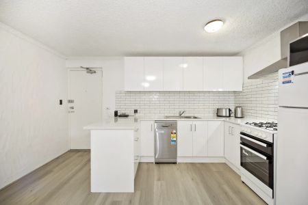 Renovated Unit in the Heart of Glenelg with Garage - Photo 5