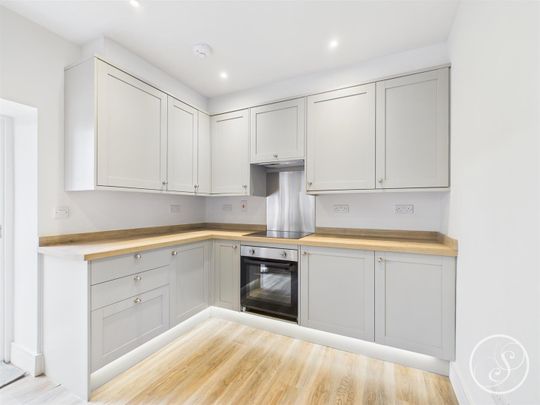 The Avenue, Harewood, Leeds LS17 - Photo 1