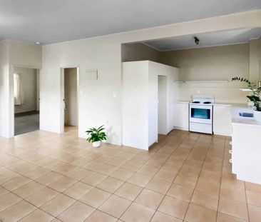 Private Two Bedroom Unit, Great Location! - Photo 3