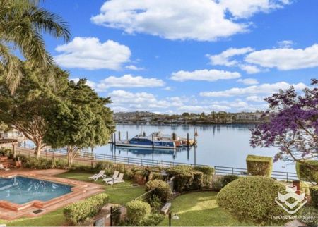 LOCATION! LOCATION! - Photo 2