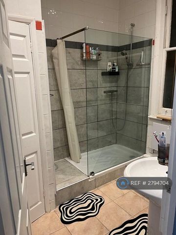 1 bedroom in a flat share to rent - Photo 5