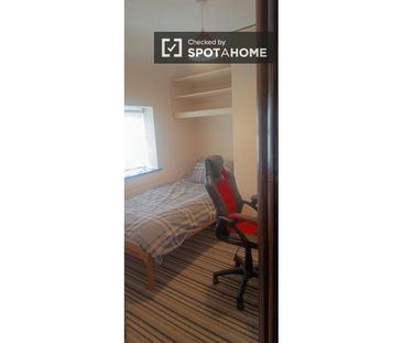 Room in 3-bedroom apartment in Cabra, Dublin - Photo 4