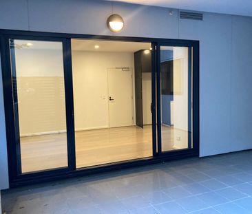 Stylish 1-Bedroom Gem in Brunswick I Walk to Anstey Station & Sydne... - Photo 5