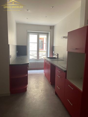 Location Appartement 3 pièces 88m² CHARLIEU 42190 - Photo 2