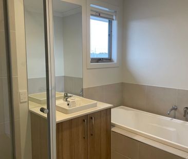 Near New Double Story Family Home - Photo 4