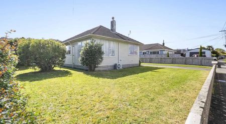 Three bedroom in Merrilands available now - Photo 5