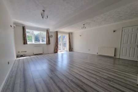 4 bedroom detached house to rent - Photo 4