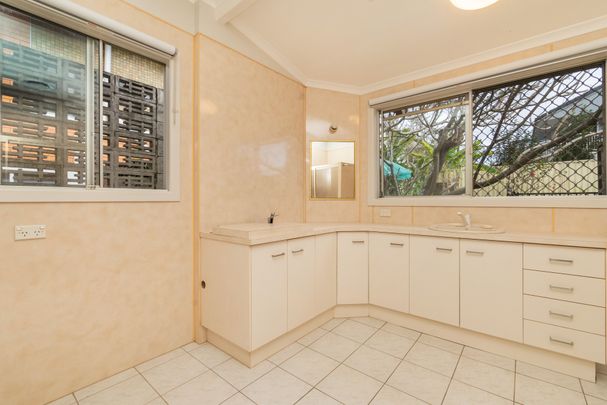 48A Slatyer Avenue, BUNDALL - Photo 1