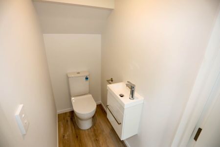 Modern and Central - Photo 5