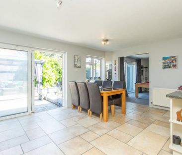 4 bedroom detached house to rent - Photo 3