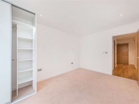 Contemporary Lateral One Bedroom Apartment with Balcony & Parking - Photo 2