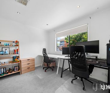 Spacious 4 Bedroom Family Home in a Prime Crestwood Location - Photo 5