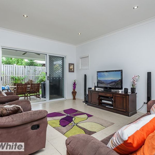 LARGE 3 BEDROOM WITH 2 LIVING ZONES! - Photo 1