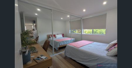 Stylishly Renovated 2 Bedder – Central Location - Photo 3