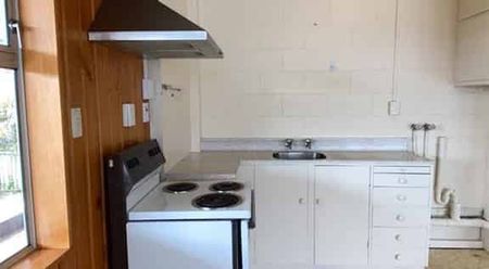 Spacious, Low-Maintenance Bedsit in Nukuhau – A Rare Find! - Photo 4