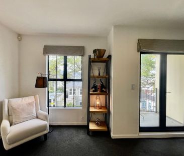 Split level, three bedroom city townhouse - Photo 1