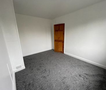 3 Bed Terraced House, Thornton Avenue, LS12 - Photo 2