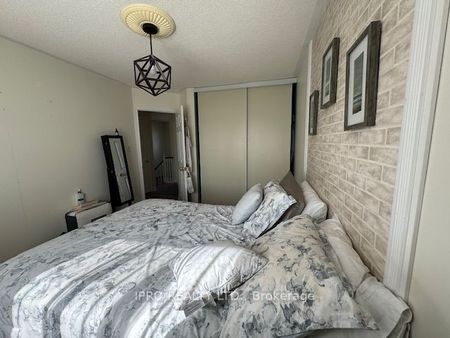 Townhouse For Lease | S8120872 - Photo 5