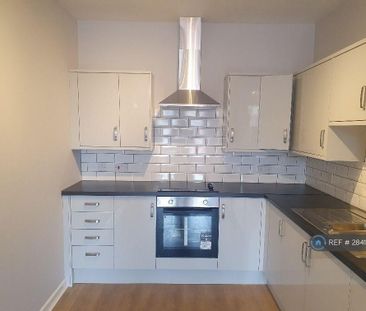 3 bedroom flat to rent - Photo 4