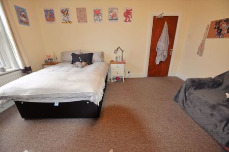 6 bedroom House in Hyde Park Terrace, Leeds - Photo 5